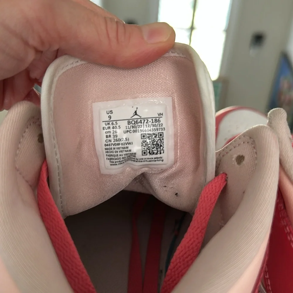 Nike Women’s  Air Jordan 1 Mid sneakers - Picture 6 of 6